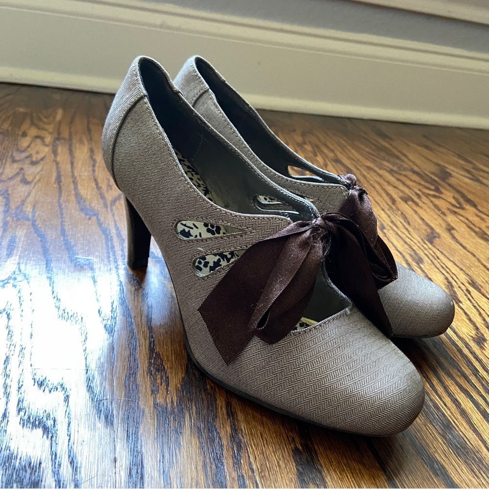 Heeled Shoe with Ribbon Detail
